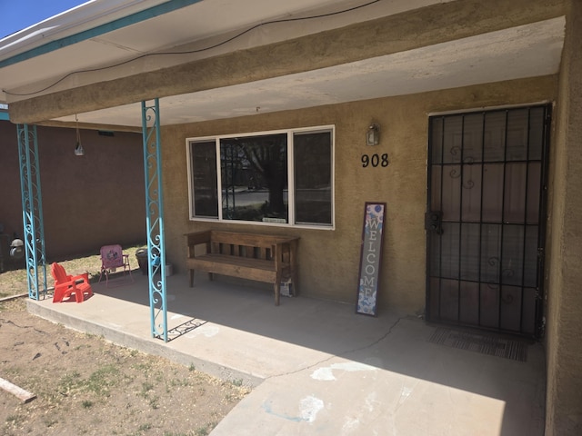 908 W Chavez Ave, Belen, NM 87002 - view of exterior entry featuring stucco siding