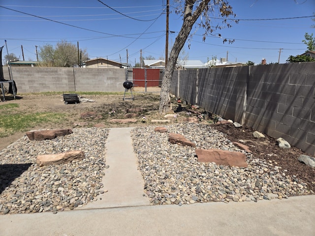 908 W Chavez Ave, Belen, NM 87002 - view of yard featuring a fenced backyard