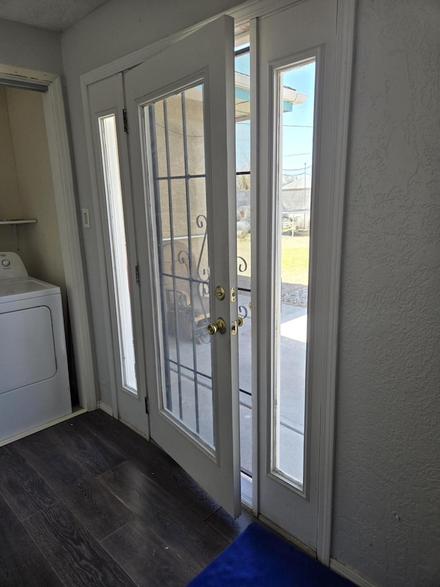 908 W Chavez Ave, Belen, NM 87002 - entryway with washer / clothes dryer, a textured wall, a wealth of natural light, and dark wood-type flooring