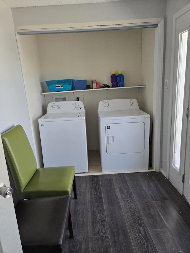 908 W Chavez Ave, Belen, NM 87002 - washroom featuring independent washer and dryer, dark wood-style flooring, and plenty of natural light