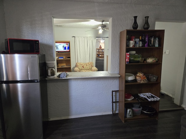 908 W Chavez Ave, Belen, NM 87002 - kitchen featuring ceiling fan, wood finished floors, baseboards, freestanding refrigerator, and a textured wall