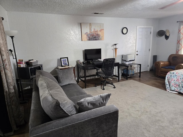 908 W Chavez Ave, Belen, NM 87002 - living area with a textured wall, a textured ceiling, and visible vents