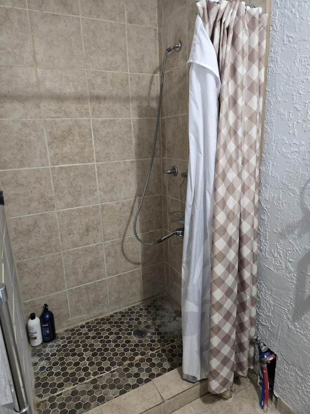 908 W Chavez Ave, Belen, NM 87002 - full bathroom featuring a stall shower