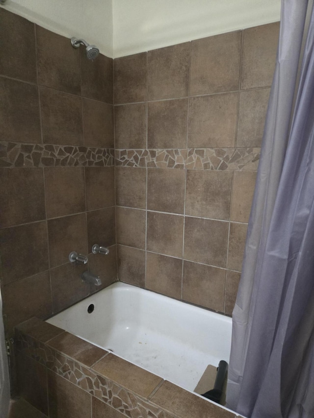 908 W Chavez Ave, Belen, NM 87002 - full bath featuring shower / bath combo