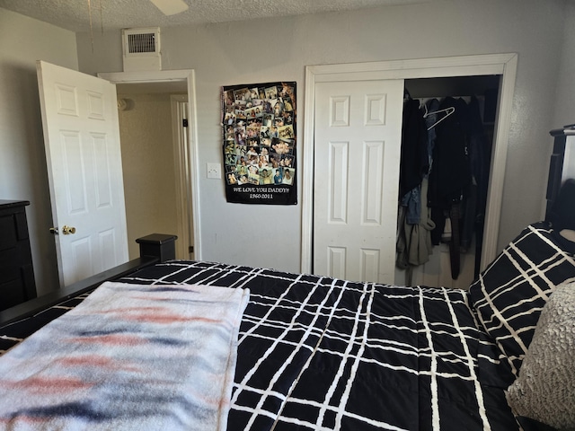 908 W Chavez Ave, Belen, NM 87002 - bedroom with visible vents, a textured ceiling, and a closet