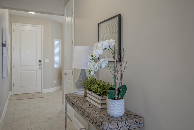 foyer entrance featuring baseboards