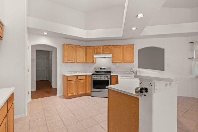 2105 Gila River Rd NE, Rio Rancho, NM 87144 - kitchen featuring gas range, under cabinet range hood, a sink, light countertops, and recessed lighting