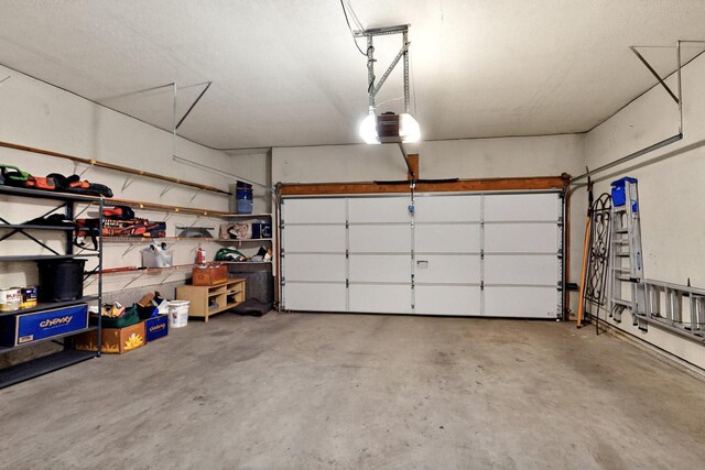 13108 Della Longa Ln NE, Albuquerque, NM 87111 - garage featuring a garage door opener