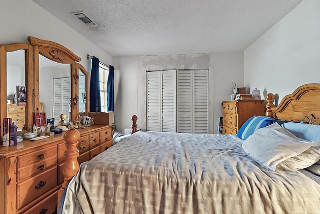 2800 Vail Ave SE Unit D113, Albuquerque, NM 87106 - bedroom featuring a textured ceiling