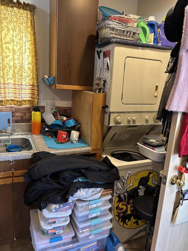 1816 Isleta Blvd SW, Albuquerque, NM 87105 - laundry area featuring stacked washer / drying machine and a sink
