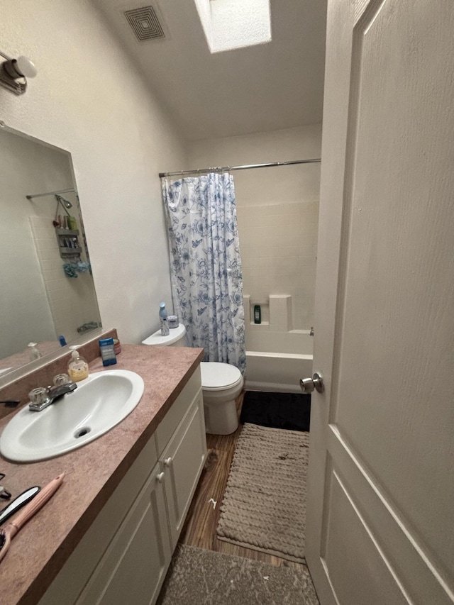 1816 Isleta Blvd SW, Albuquerque, NM 87105 - bathroom featuring vanity, shower / tub combo, and wood finished floors