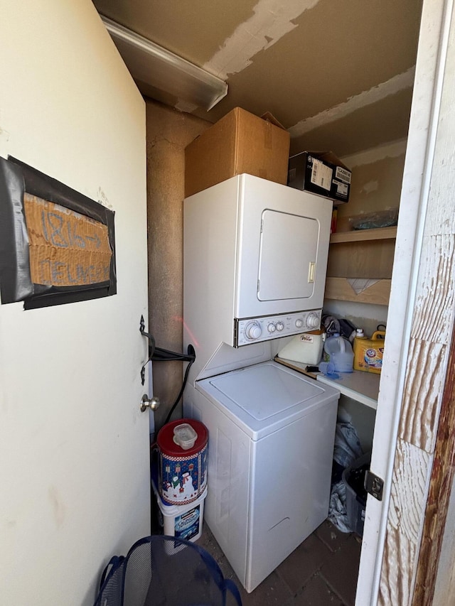 1816 Isleta Blvd SW, Albuquerque, NM 87105 - laundry area with stacked washer / drying machine