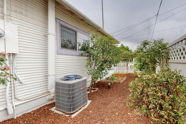 608 Coal Ave SE, Albuquerque, NM 87102 - view of yard with central air condition unit