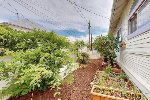 608 Coal Ave SE, Albuquerque, NM 87102 - view of yard featuring a vegetable garden