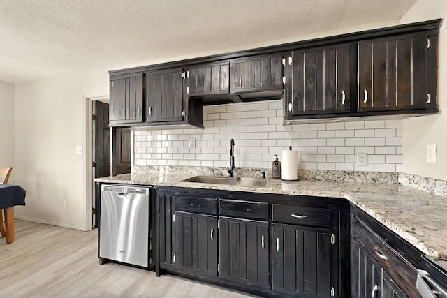 404 Pecos Loop SE, Rio Rancho, NM 87124 - kitchen with a sink, stainless steel appliances, light wood-style floors, tasteful backsplash, and a textured ceiling