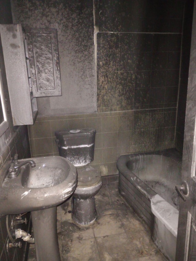 376 58th St NW, Albuquerque, NM 87105 - bathroom with a bath, toilet, and tile walls