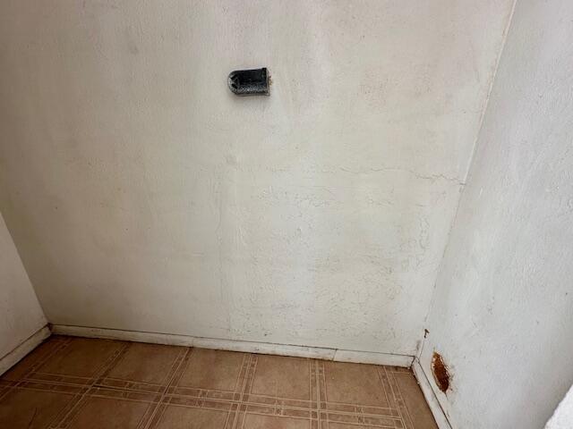 1205 Del Norte Blvd, Grants, NM 87020 - detailed view of baseboards and tile patterned floors