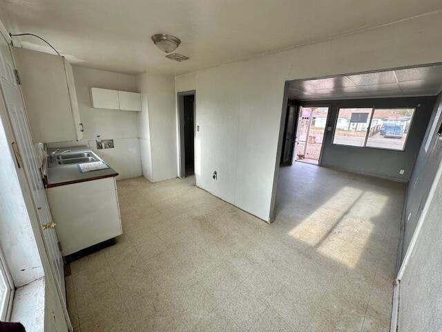 1205 Del Norte Blvd, Grants, NM 87020 - interior space with a sink and light flooring