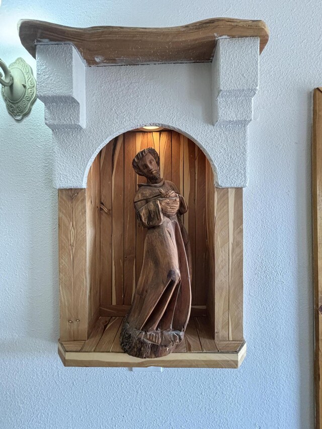 37 Lasso Ln, Pie Town, NM 87827 - detailed view of a textured wall and arched walkways