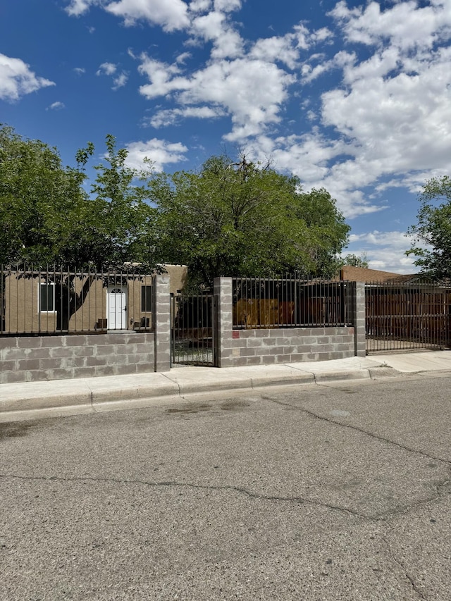 410 Utah St NE, Albuquerque, NM 87108 - view of front of property featuring a fenced front yard and a gate