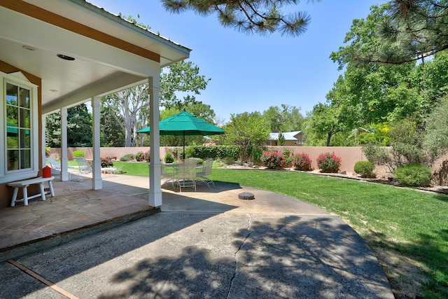 1513 Tinnin Rd NW, Los Ranchos, NM 87107 - fenced backyard featuring a patio and outdoor dining space