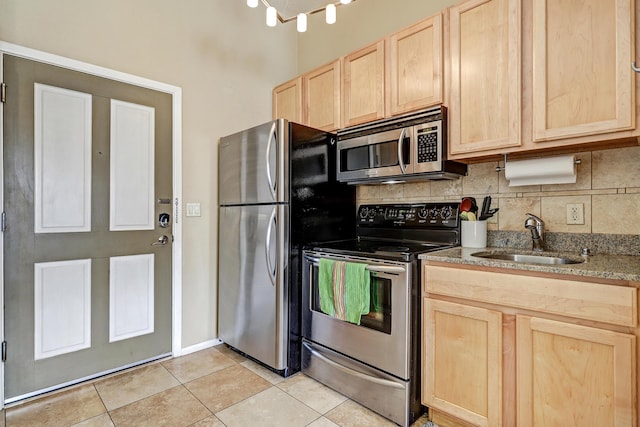 351 Washington St SE Unit 102, Albuquerque, NM 87108 - kitchen with light brown cabinets, stainless steel appliances, a sink, and tasteful backsplash