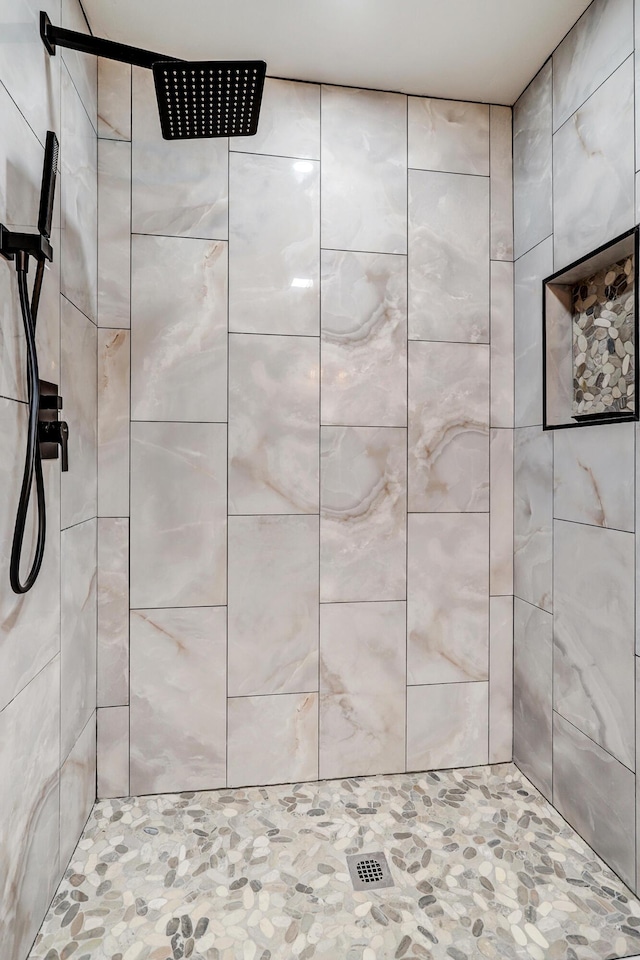 6507 Loftus Ave NE, Albuquerque, NM 87109 - bathroom featuring a tile shower