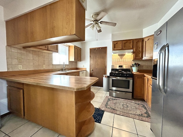 668 Helen Cir, Los Lunas, NM 87031 - kitchen with appliances with stainless steel finishes, under cabinet range hood, a peninsula, a ceiling fan, and a sink