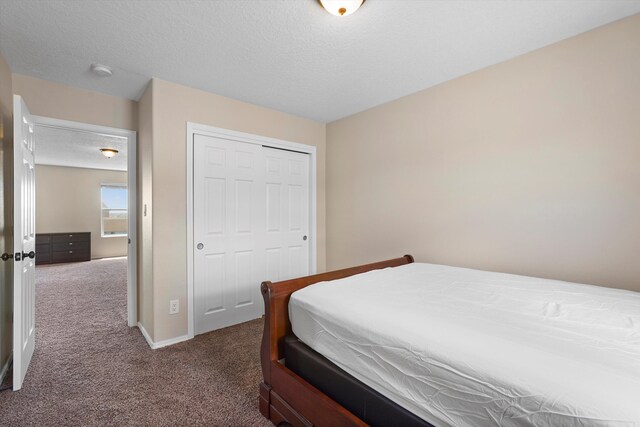 3129 Cochiti St NE, Rio Rancho, NM 87144 - bedroom featuring carpet floors, a textured ceiling, and a closet