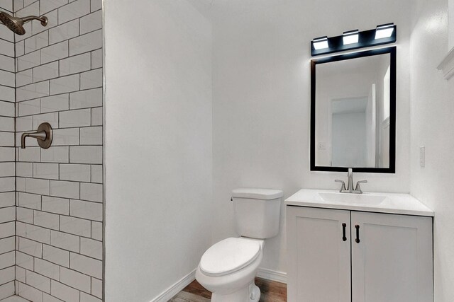 357 Meade Ct, Rio Communities, NM 87002 - bathroom with a tile shower, toilet, vanity, and wood finished floors