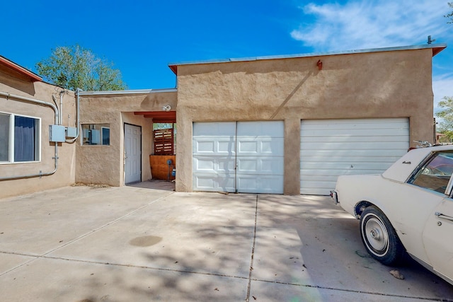 2327 Pajarito Rd SW, Albuquerque, NM 87105 - garage featuring concrete driveway