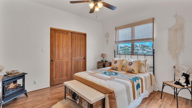 59 Sky Mountain Rd, Placitas, NM 87043 - bedroom featuring light wood-style flooring, ceiling fan, and a closet