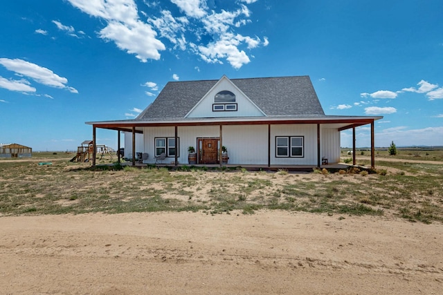 420 Bassett Blvd, Edgewood, NM 87015 - farmhouse featuring a porch
