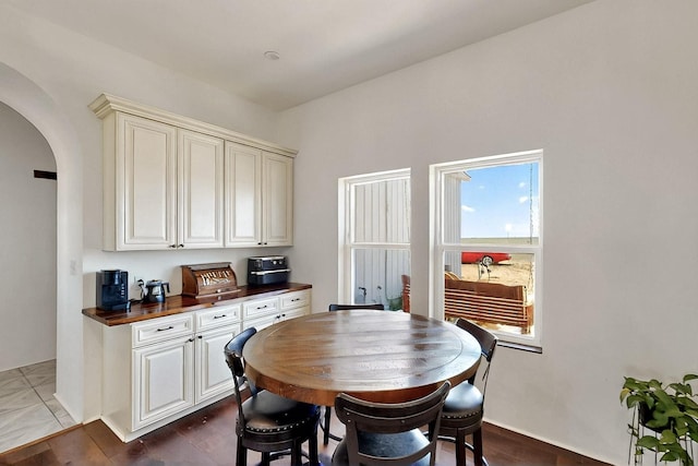 420 Bassett Blvd, Edgewood, NM 87015 - dining space with arched walkways and dark wood-style flooring
