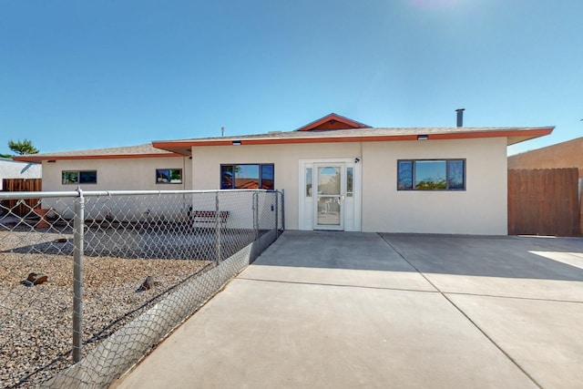 1614 Del Monte Trl SW, Albuquerque, NM 87121 - view of front facade featuring stucco siding, fence, and a patio area