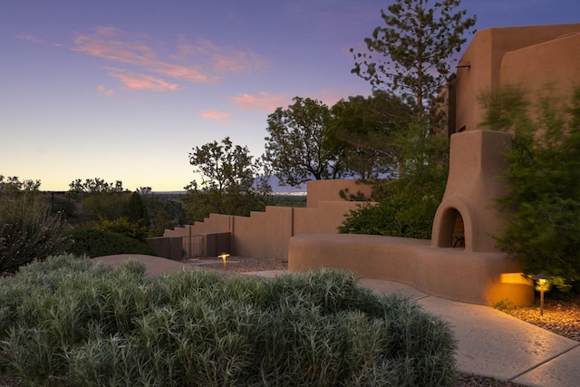 3916 Alamogordo Dr NW, Albuquerque, NM 87120 - view of yard at dusk