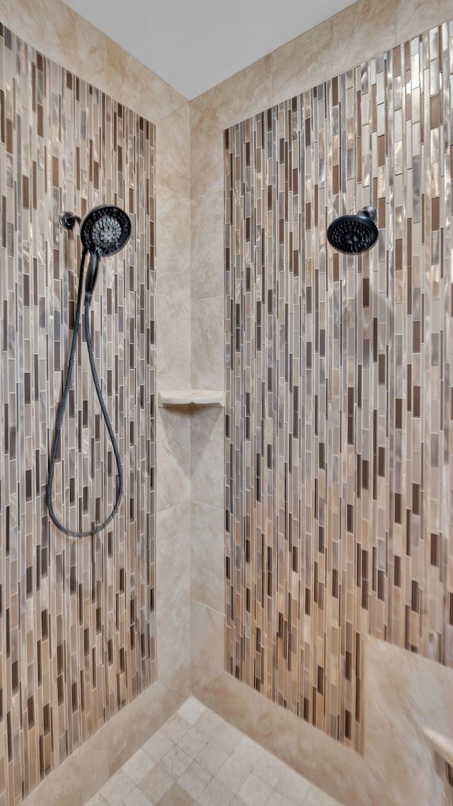 2815 Linda Pl SW, Albuquerque, NM 87105 - bathroom with tiled shower