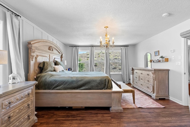 3515 Colina Serena Pl NE, Rio Rancho, NM 87124 - bedroom with a chandelier, a textured ceiling, and dark wood finished floors