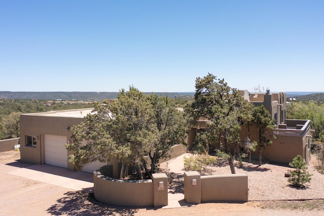 26 Apache Creek Rd, Santa Fe, NM 87505 - view of side of property with stucco siding and a garage