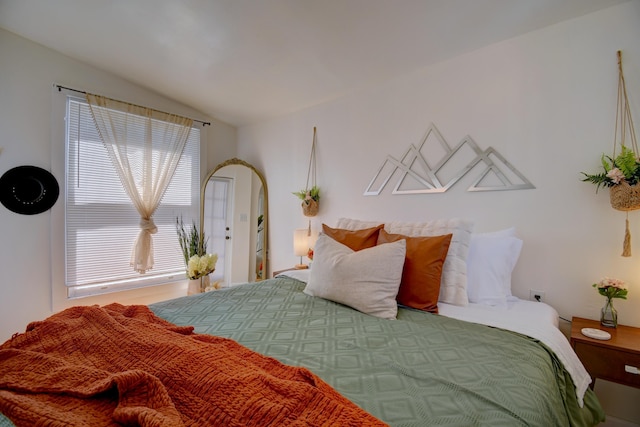 223 14th St NW, Albuquerque, NM 87104 - bedroom with vaulted ceiling