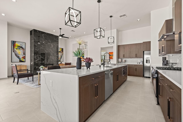 1413 6th St SE, Rio Rancho, NM 87124 - kitchen with a sink, stainless steel appliances, a large island, backsplash, and recessed lighting