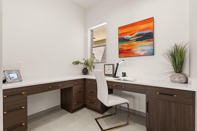 1413 6th St SE, Rio Rancho, NM 87124 - office space with built in desk and light tile patterned flooring