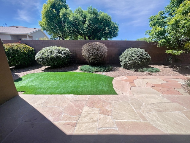 1713 Caramesa Dr SE, Rio Rancho, NM 87124 - view of yard with a patio area