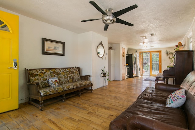 1508 Barelas Rd SW, Albuquerque, NM 87102 - living area featuring light wood-style floors, a textured ceiling, and ceiling fan