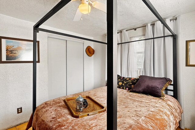 1508 Barelas Rd SW, Albuquerque, NM 87102 - bedroom featuring a textured wall, a textured ceiling, and a ceiling fan