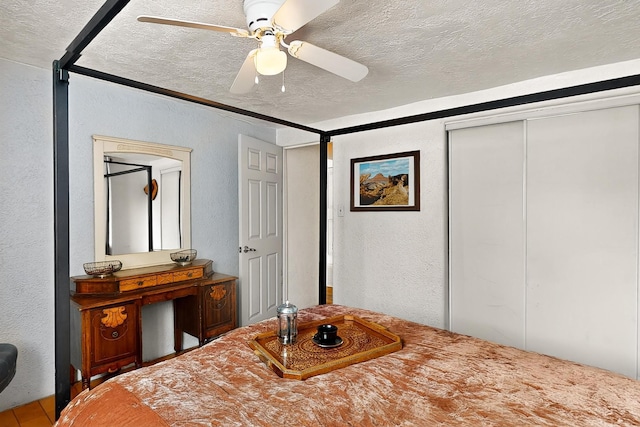 1508 Barelas Rd SW, Albuquerque, NM 87102 - bedroom featuring a textured wall, a textured ceiling, a closet, and a ceiling fan