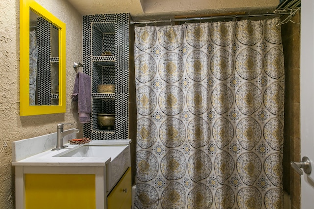 1508 Barelas Rd SW, Albuquerque, NM 87102 - full bath featuring a textured wall, vanity, and a shower with curtain