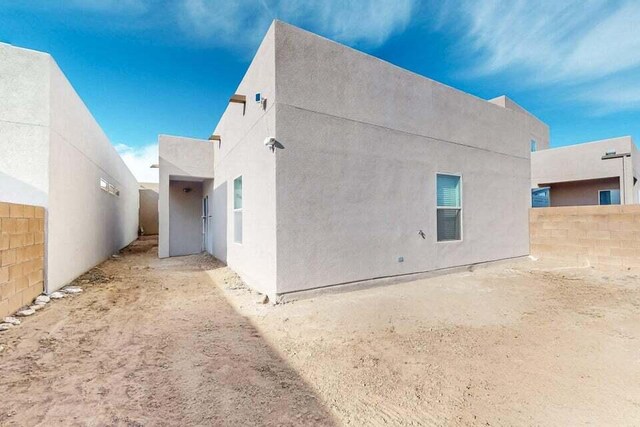 1472 Tierra Verde Loop, Los Lunas, NM 87031 - back of property with stucco siding