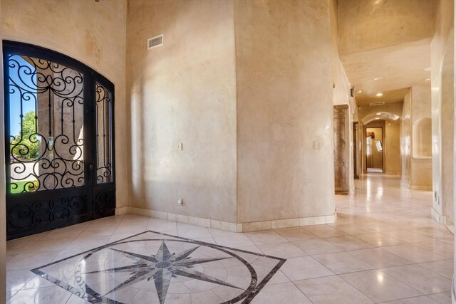 9301 Black Farm Ln NW, Albuquerque, NM 87114 - foyer entrance featuring arched walkways, a towering ceiling, and inlaid floor details