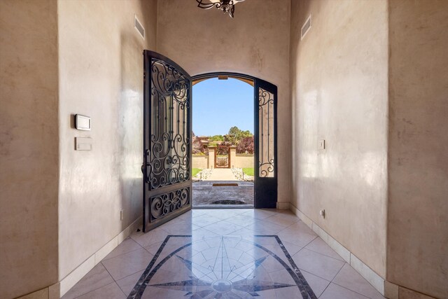 9301 Black Farm Ln NW, Albuquerque, NM 87114 - foyer featuring inlaid floor details, arched walkways, and a chandelier
